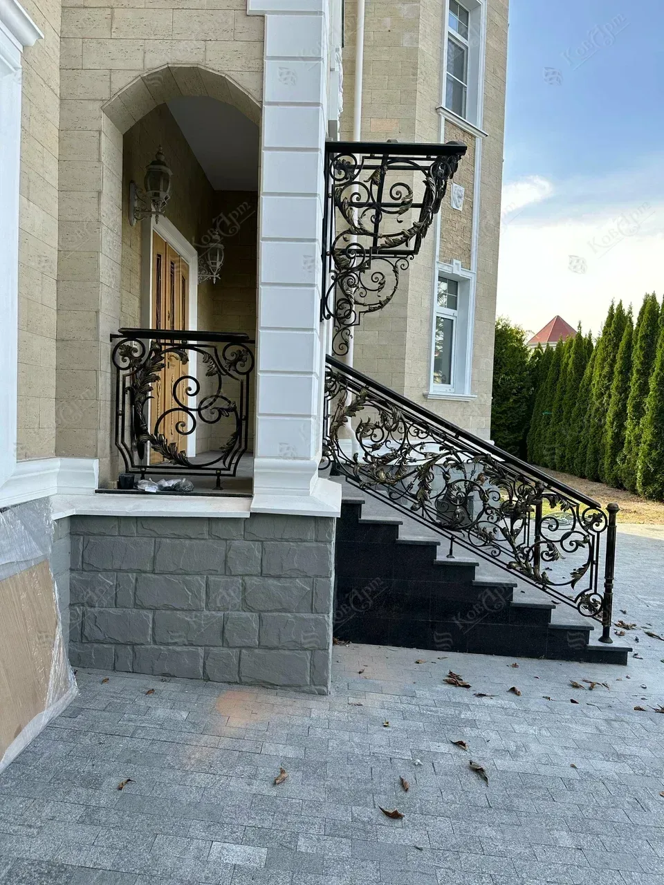 Перила крыльца и ограждение площадки у входа